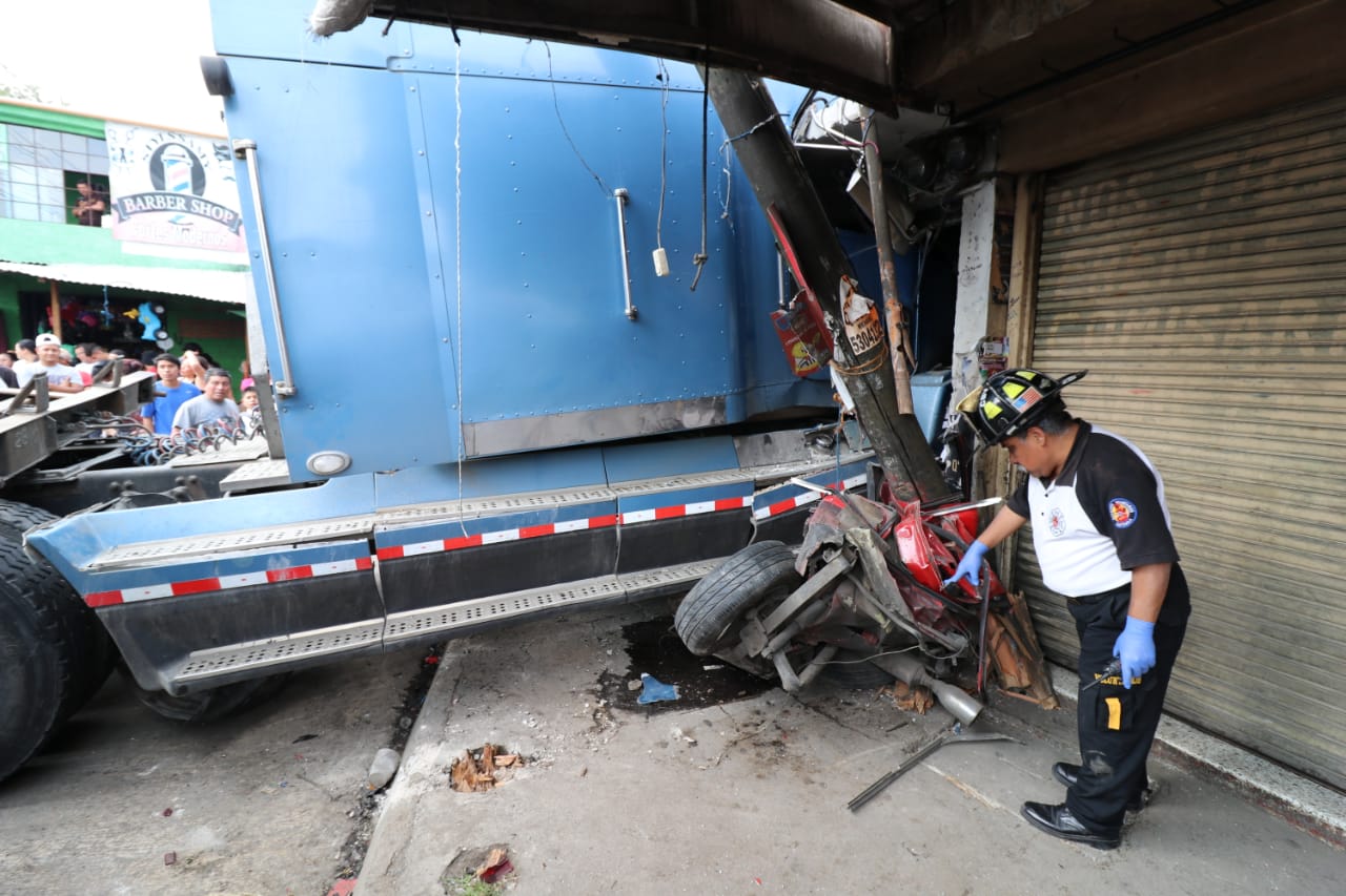 Accidente tráiler choca contra camión, un vehículo e impacta contra negocio
