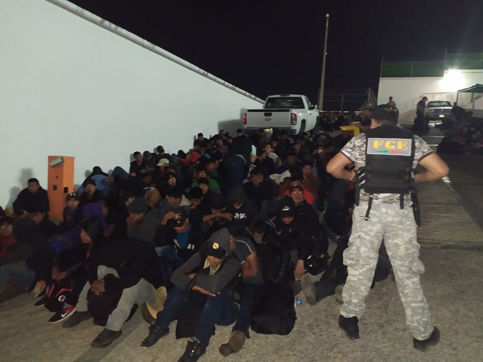 Rescatan a migrantes guatemaltecos que viajaban en camiones
