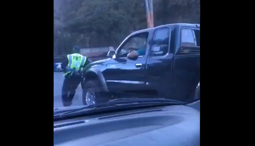 Conductor de picop intenta arrollar a policía de tránsito de Villa Nueva