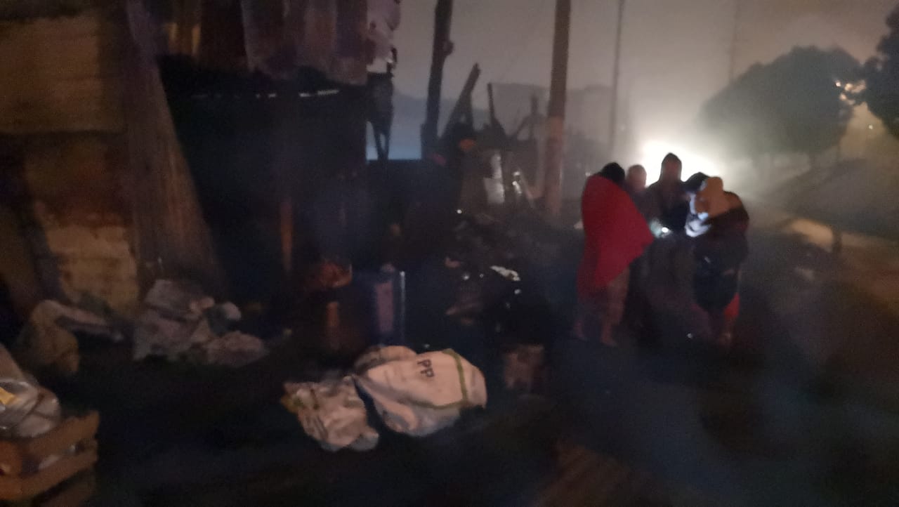 Familias víctimas de incendio en la Terminal amanecen en la calle