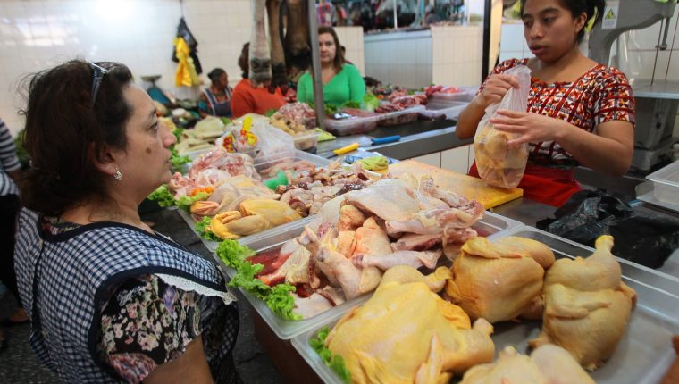 Ministerio de Economía denuncia alza injustificada del pollo importado