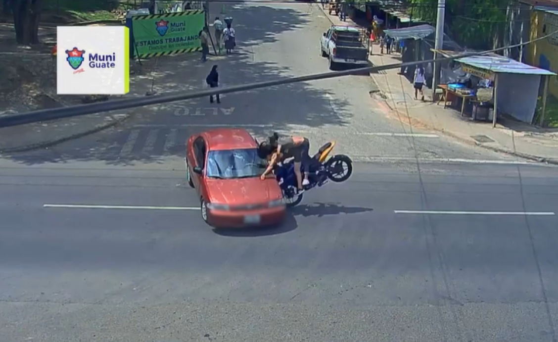 Mujeres que viajaban en moto impactan contra carro y resultan gravemente heridas