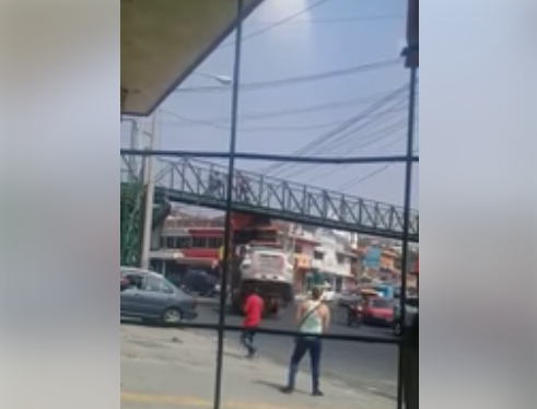 VIDEO: camión de volteo se estrella con pasarela en la zona 18