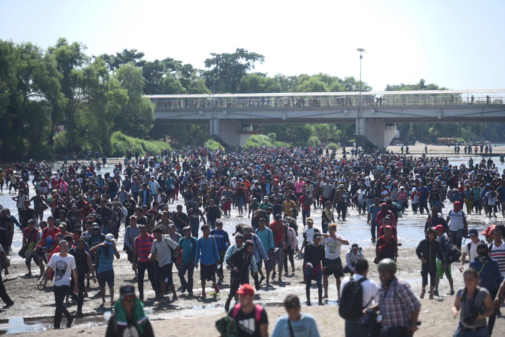 Caravana de migrantes cruza río Suchiate