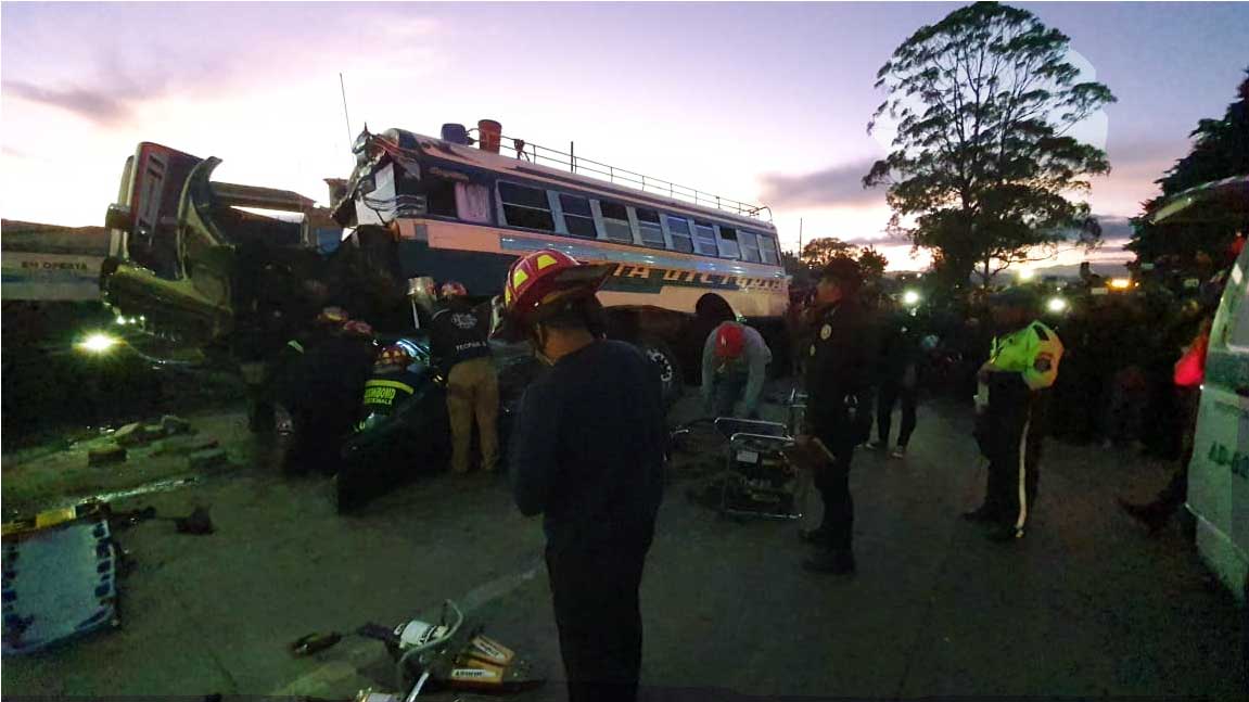 Accidente entre bus extraurbano y dos vehículos en Chimaltenango