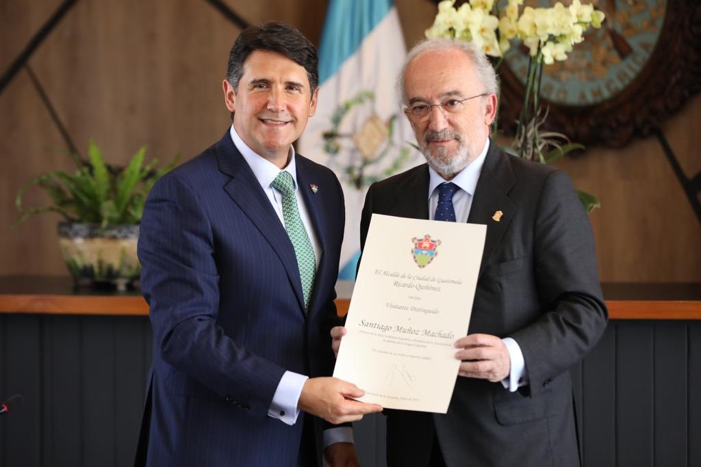 Municipalidad de Guatemala nombra visitante distinguido a director de la RAE