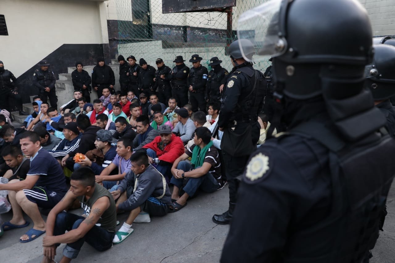 Realizan 63 allanamientos y requisan la cárcel de Chimaltenango