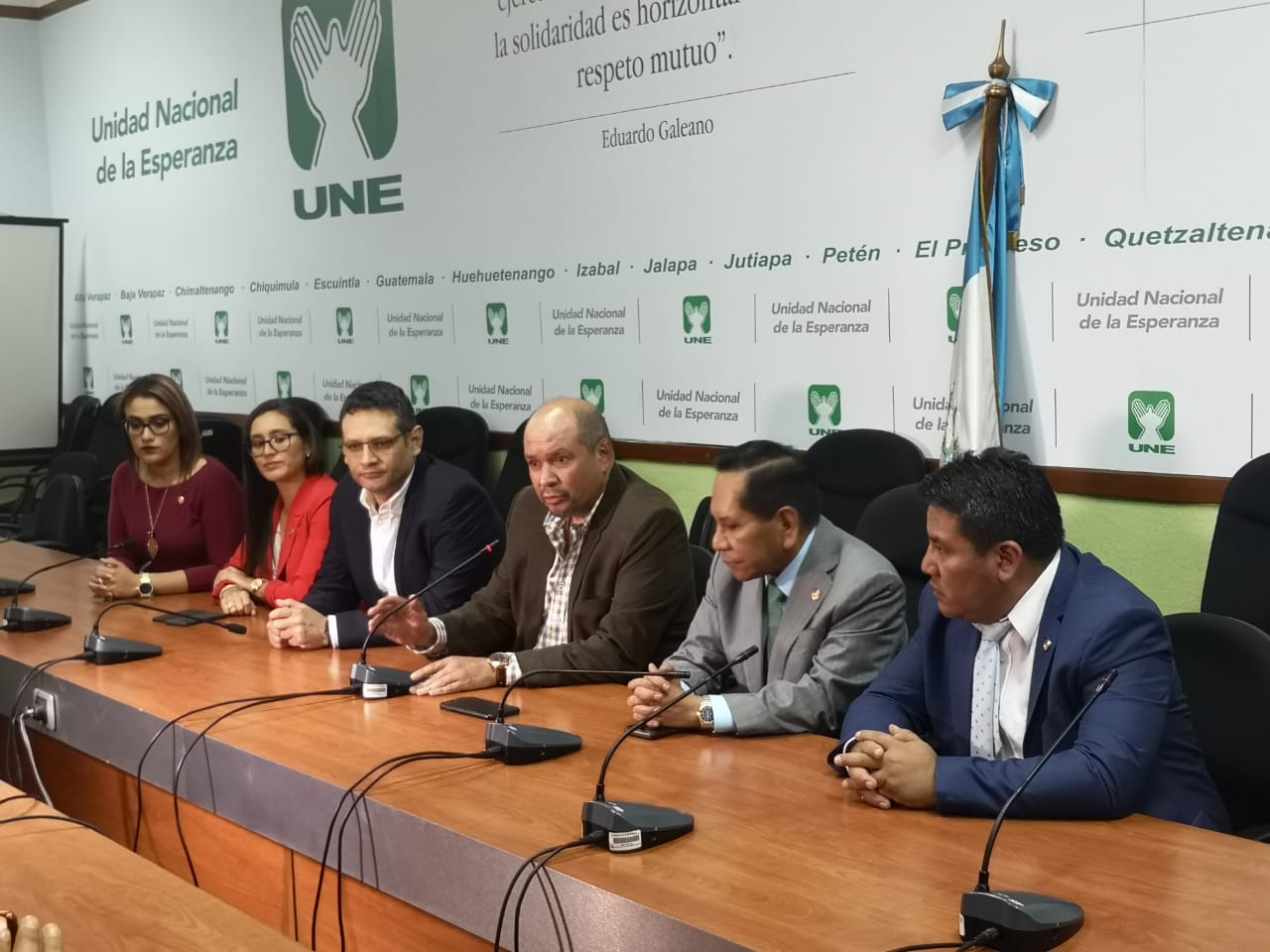 Diputados señalan a Sandra Torres de pedir cancelación del partido UNE