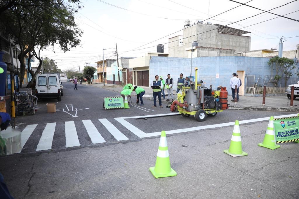 Municipalidad de Guatemala restaura el asfalto en la zona 12