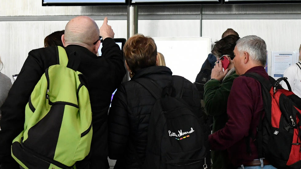 Por coronavirus turistas estadounidenses llenan aeropuertos para salir de Europa