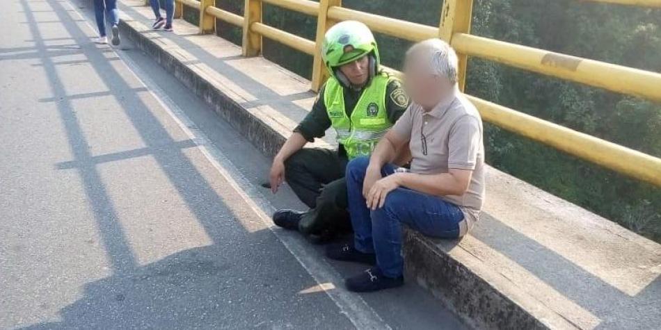 VIDEO: Policía evitó que un hombre se lanzara desde un puente