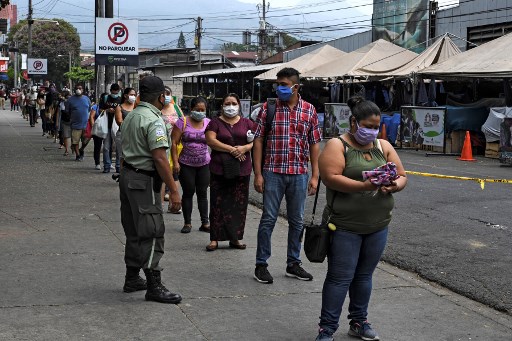 Corte y gobierno enfrentados por los que violan cuarentena en El Salvador