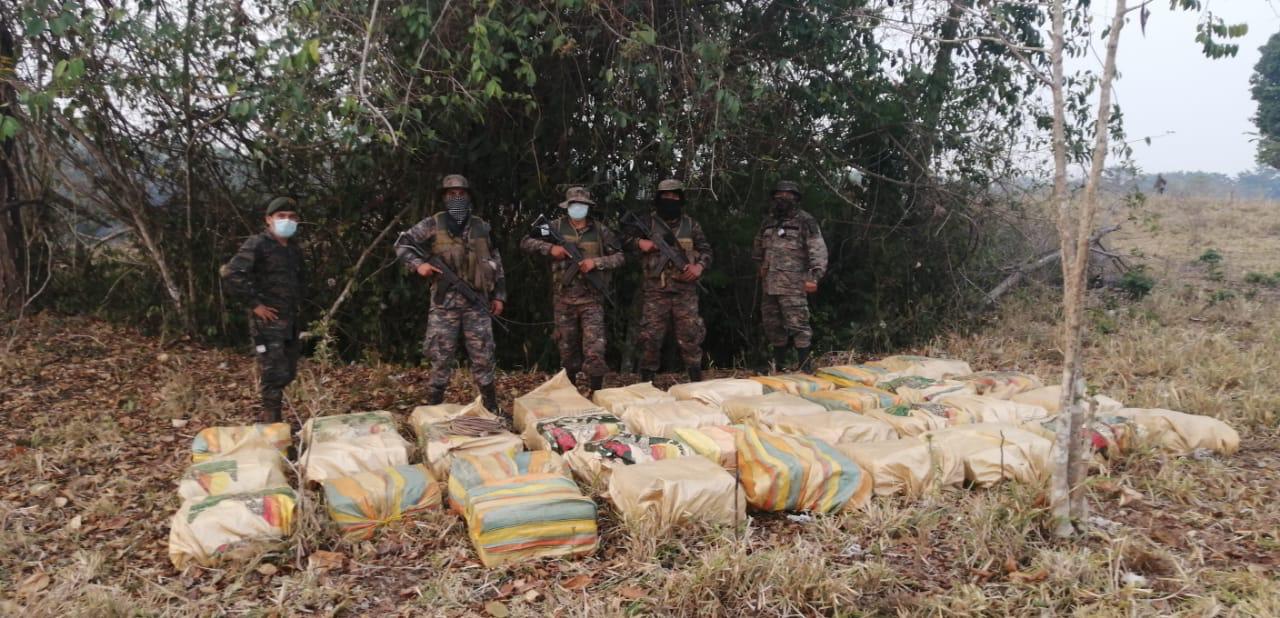 Ejército localiza alijo de presunta droga en la Laguna del Tigre, Petén