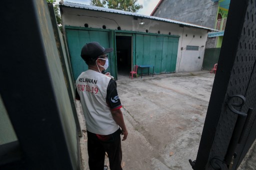 Indonesios que infringen cuarentena son encerrados en "casa embrujada"