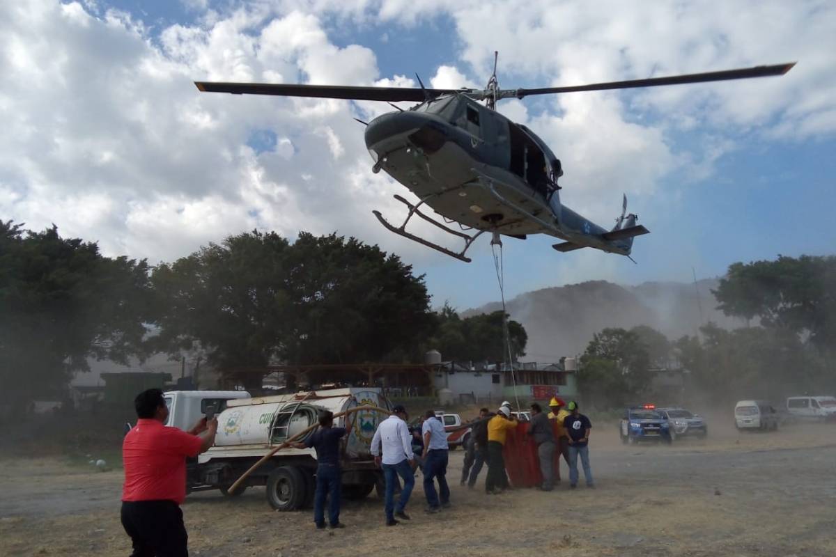 Llega al país helicóptero hondureño para combatir incendios en Petén