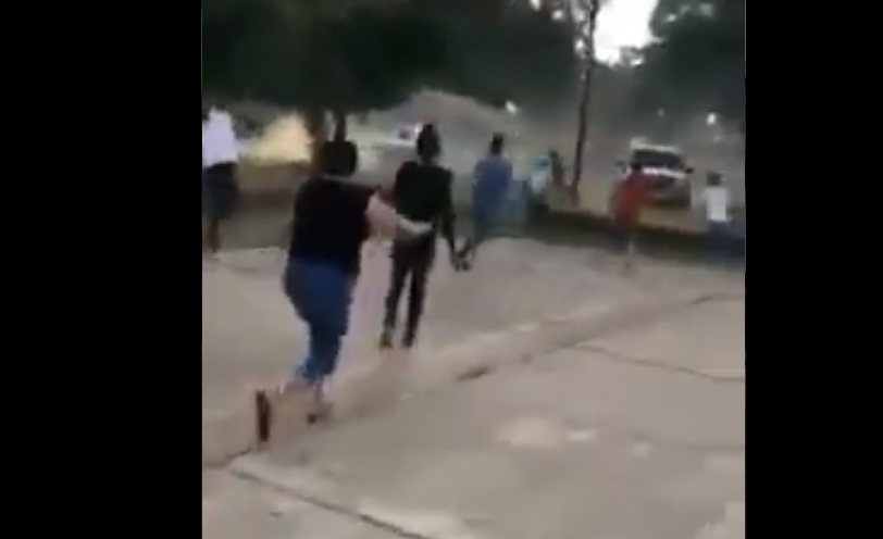 Pobladores violan cuarentena por fiesta y sacan a policía mexicana