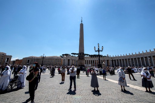 Fieles vuelven a la plaza de San Pedro para escuchar al papa, respetando las distancias