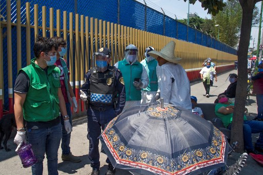 Policías y presuntos narcos se enfrentan a tiros durante reparto de víveres en México
