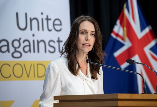 Primera ministra de Nueva Zelanda mantiene la calma en terremoto por TV