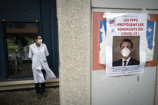 Tras dos meses de encierro, los franceses regresan con cautela a las calles