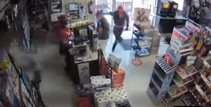 VIDEO | Hombre compraba en una tienda y es acribillado por dos sujetos