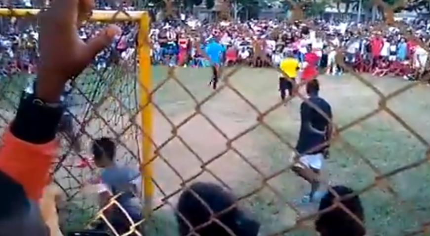VIDEO | Policía interviene en final de futbol de un barrio donde violaron confinamiento