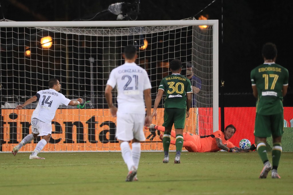 "Chicharito" marca su primer gol en la MLS