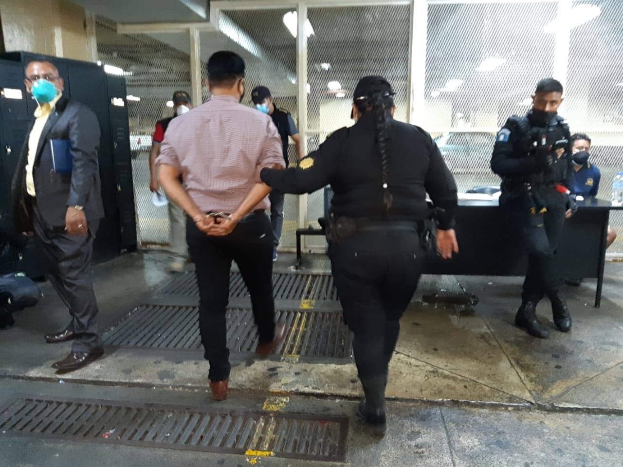 mujer capturada en zona 1 se vestía de hombre para evadir a la justicia