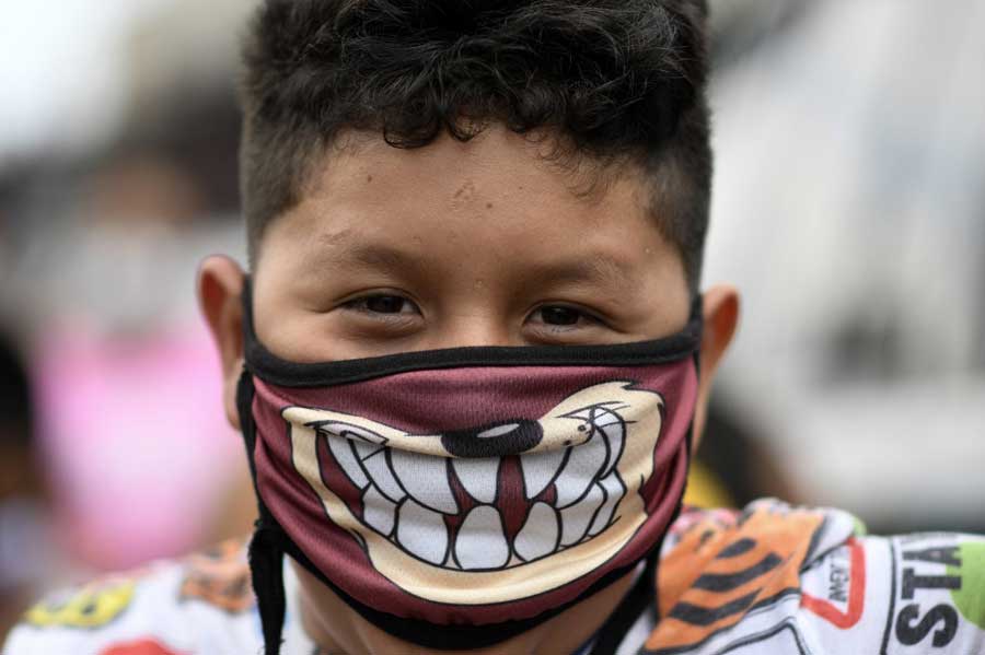 Niño guatemalteco con mascarilla