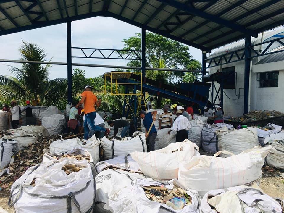 Ministerio de Ambiente retira 20 toneladas de desechos del río Motagua
