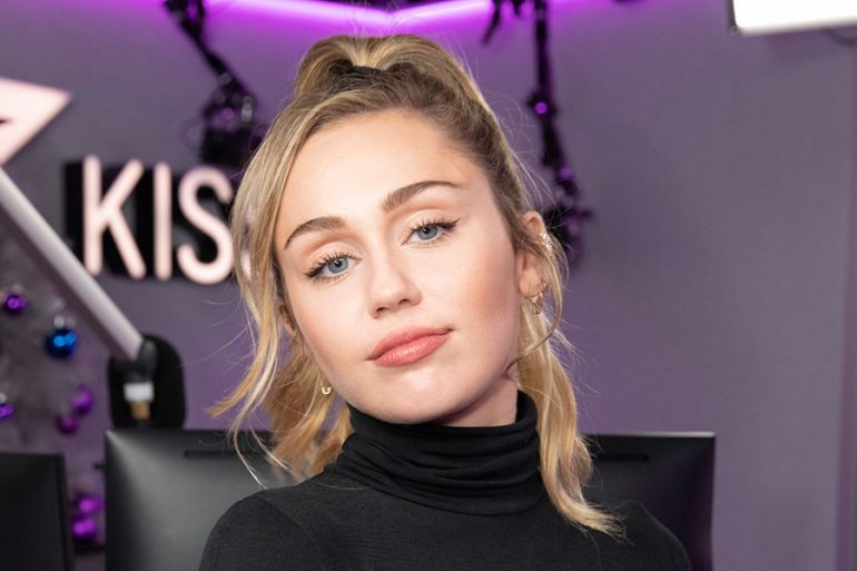 Dependencia Golpe fuerte Negrita La cantante Miley Cyrus se luce sin ropa en una foto en 3D