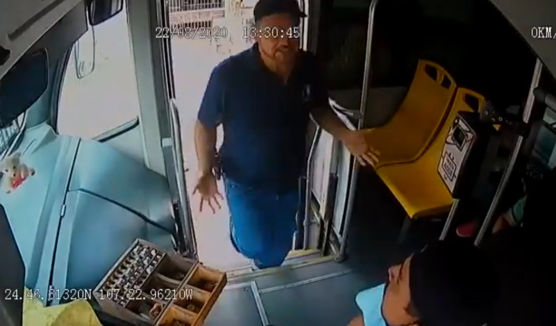 Policía abofetea a conductor de bus