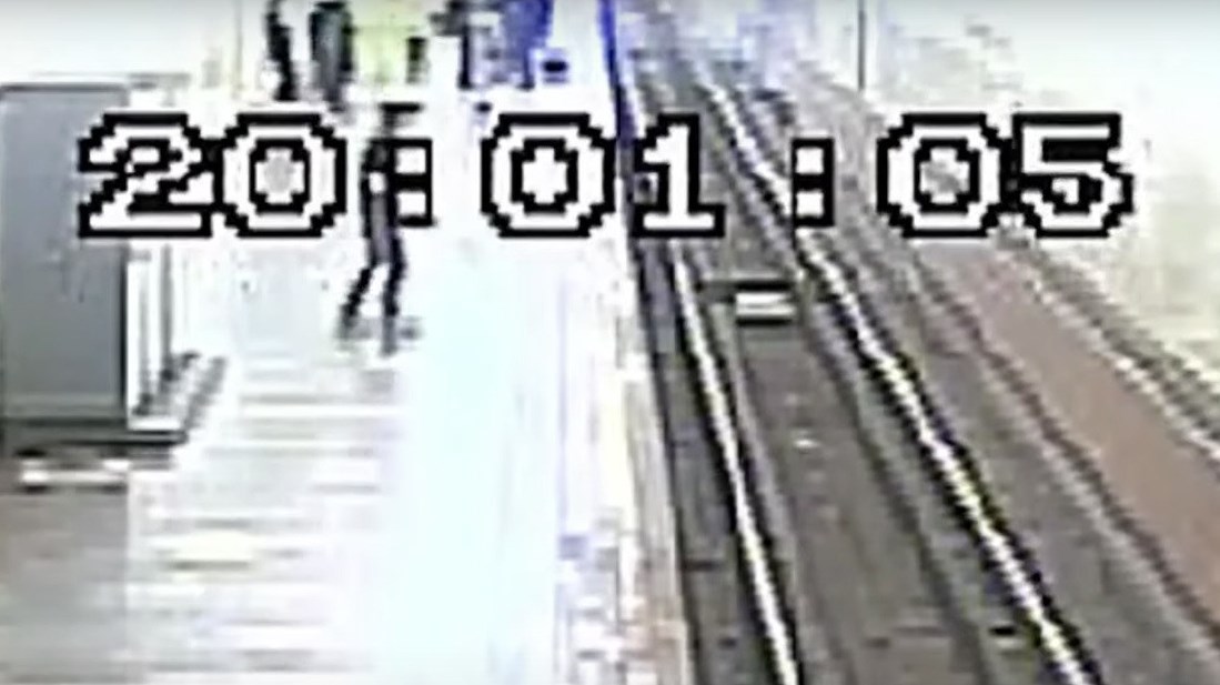 Policía salva a un hombre que había caído a las vías del metro