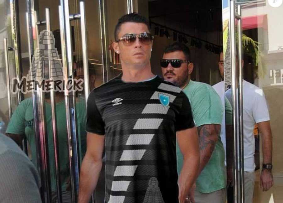 Cristiano Ronaldo con camisa de Selección Nacional