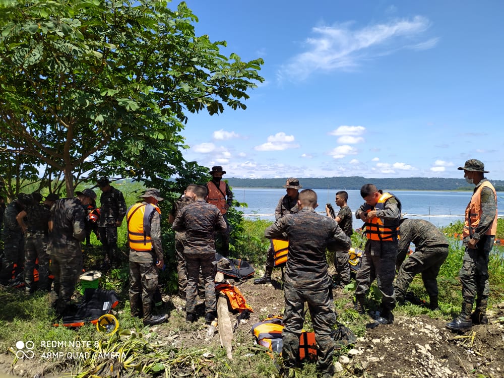 Ejército ayuda a instalar biobardas en lago Petén Itzá