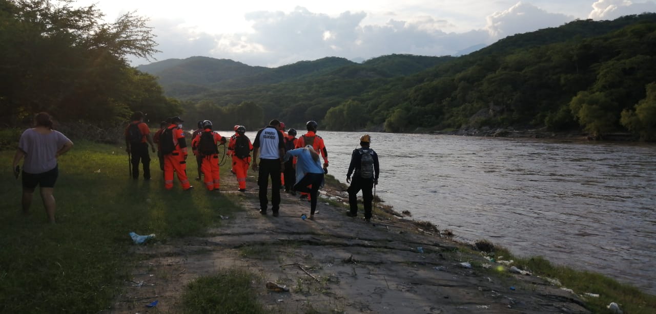 Buscan a persona arrastrada por río en Zacapa