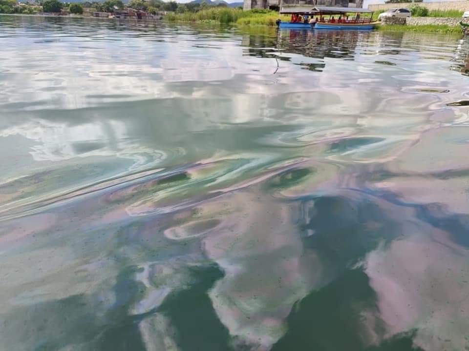 derrame de combustible en lago Petén Itzá