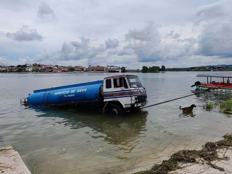 derrame de combustible en lago Petén Itzá