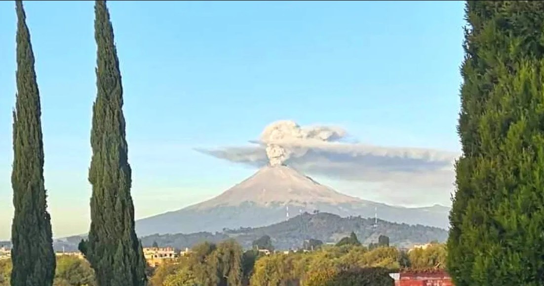 Volcán Popocatépetl exhala fumarola con forma de Catrina