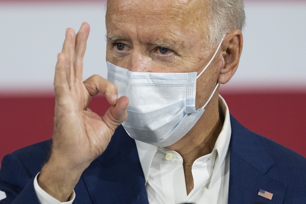 Joe Biden con mascarilla
