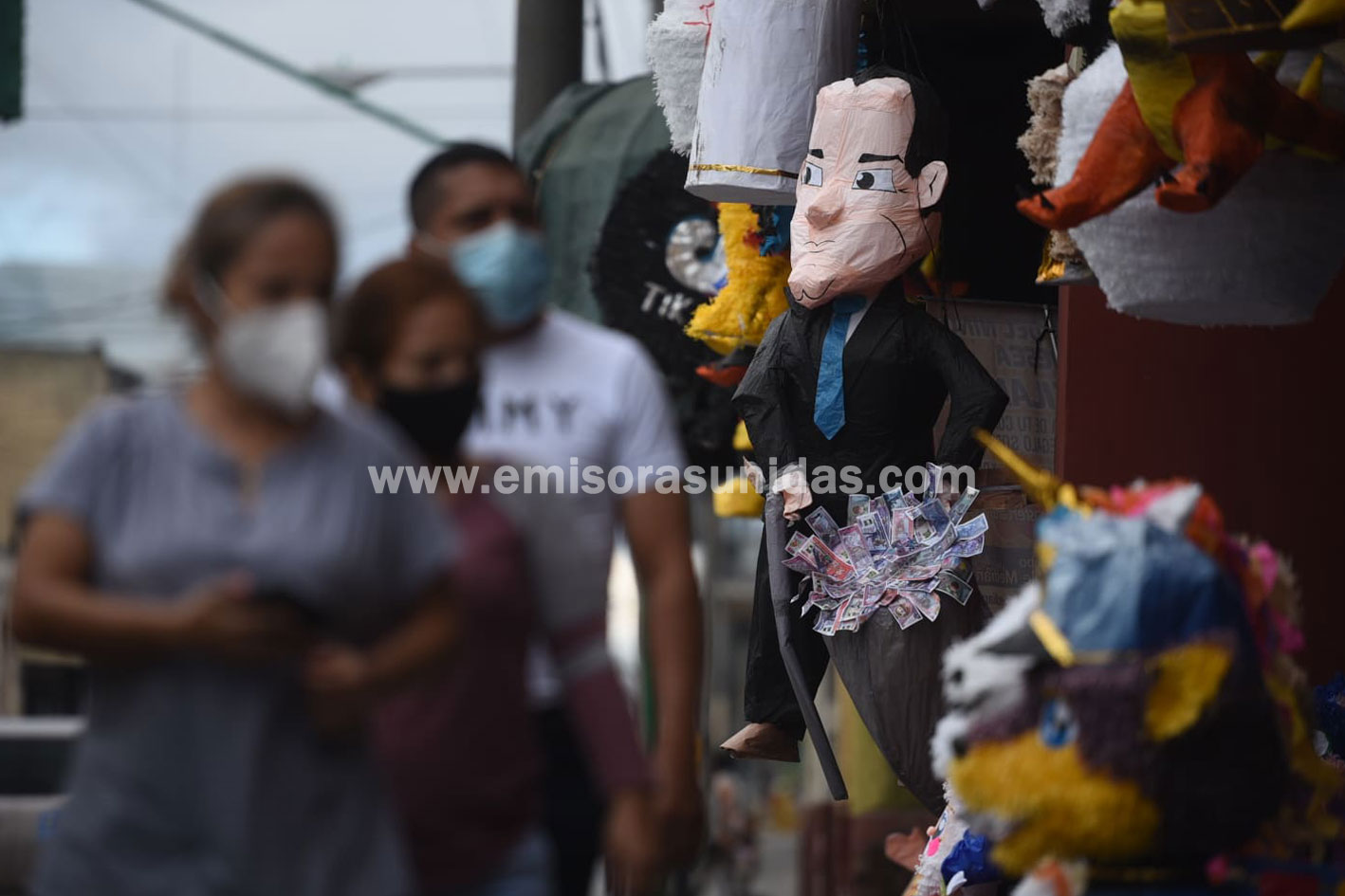 Piñatas con la figura de Alejandro Giammattei