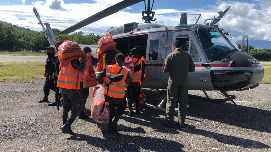 Helicópteros estadounidenses ayudan en labores de rescate por Eta