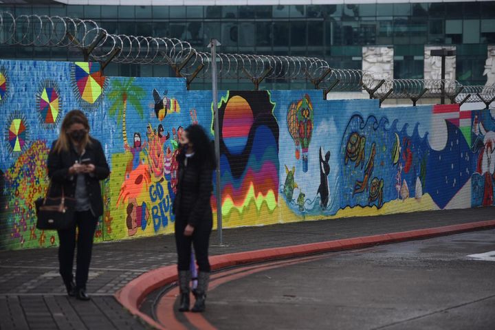 pintan mural en aeropuerto La Aurora por Día Mundial del Niño