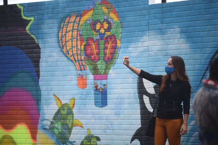 pintan mural en aeropuerto La Aurora por Día Mundial del Niño