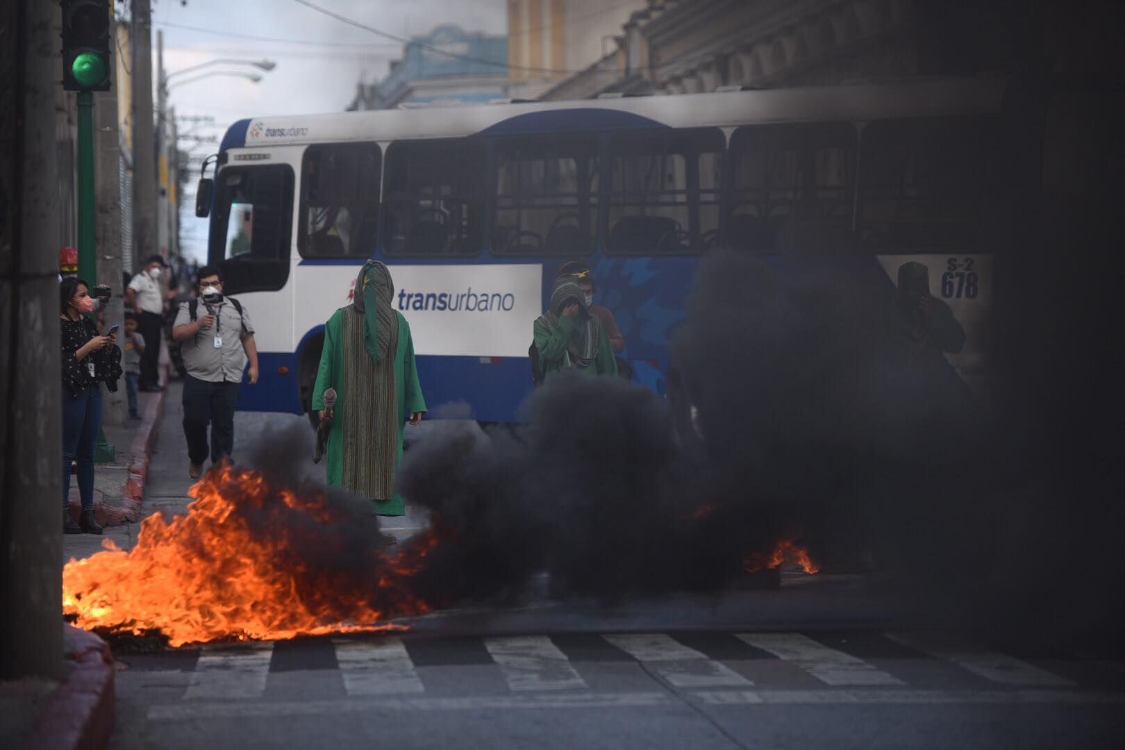 Manifestantes queman llantas frente al Congreso