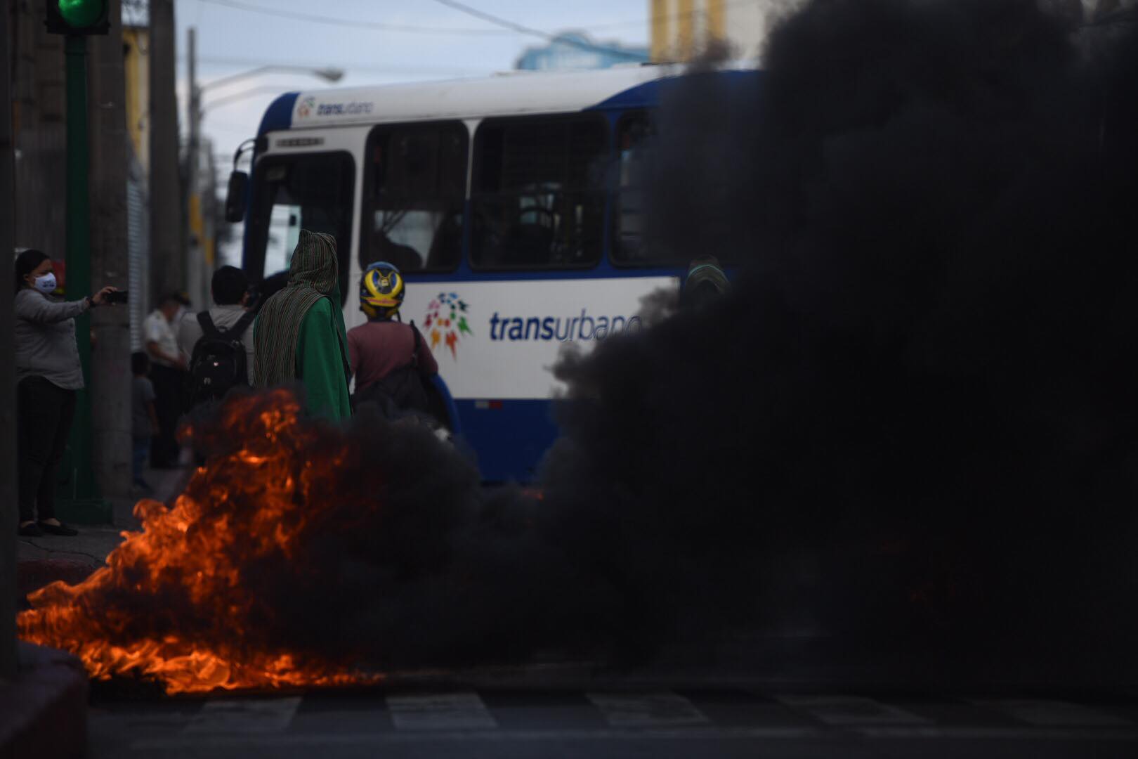 Manifestantes queman llantas frente al Congreso