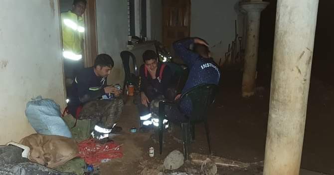 Bomberos descansan un poco en aldea Quejá