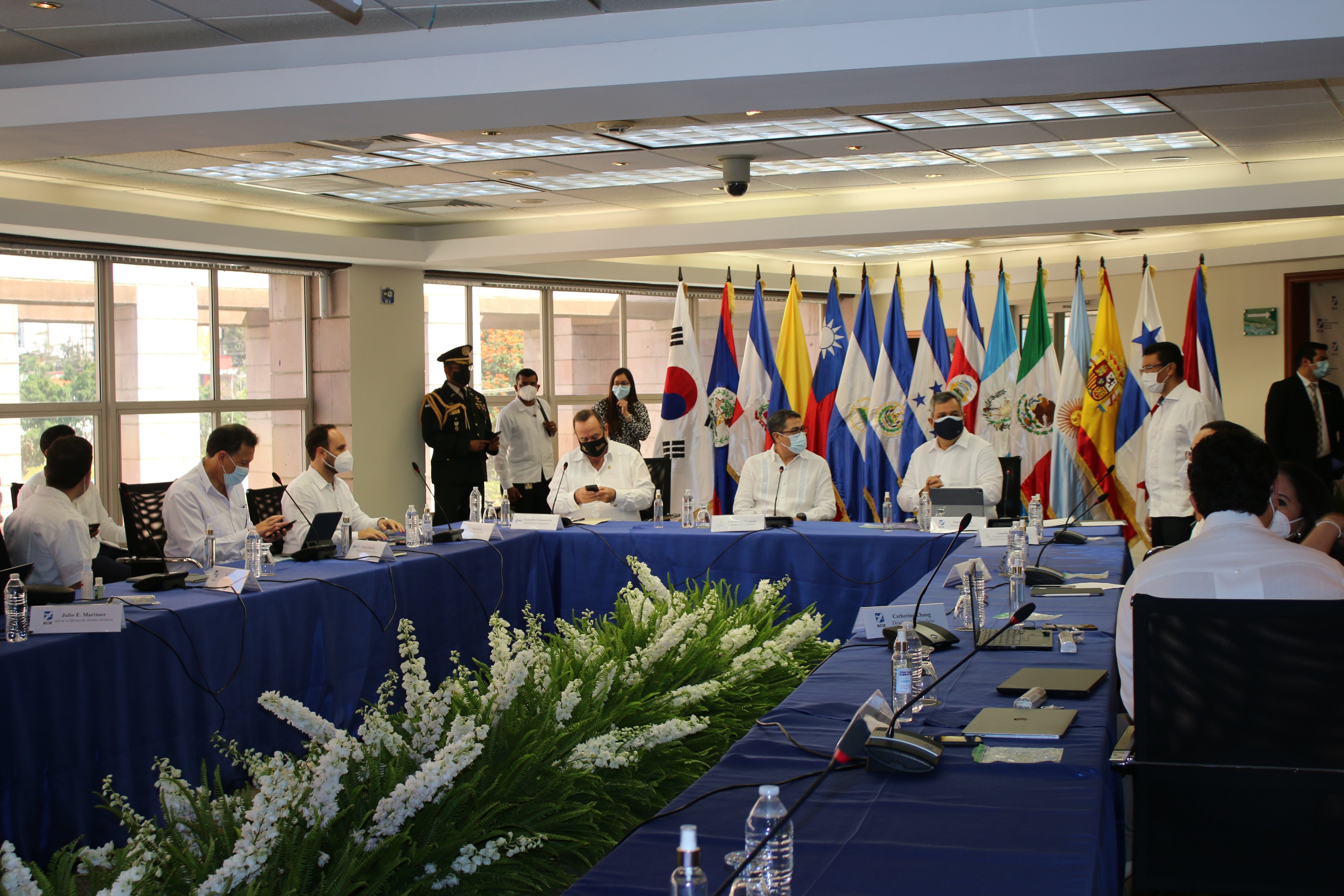 presidentes de Guatemala y Honduras se reúnen con directivos del BCIE