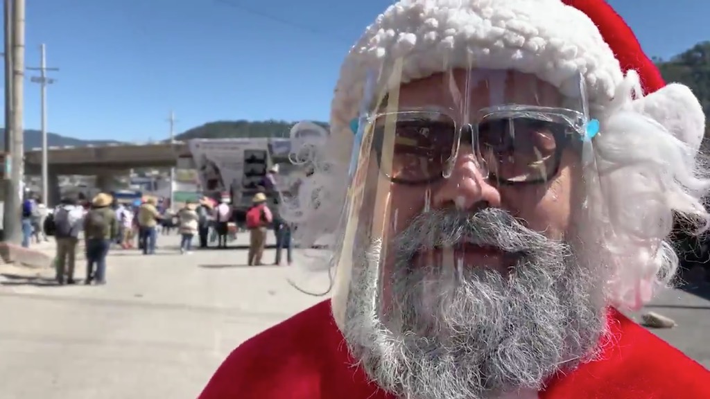 Santa Claus asiste a la manifestación de los 48 Cantones.