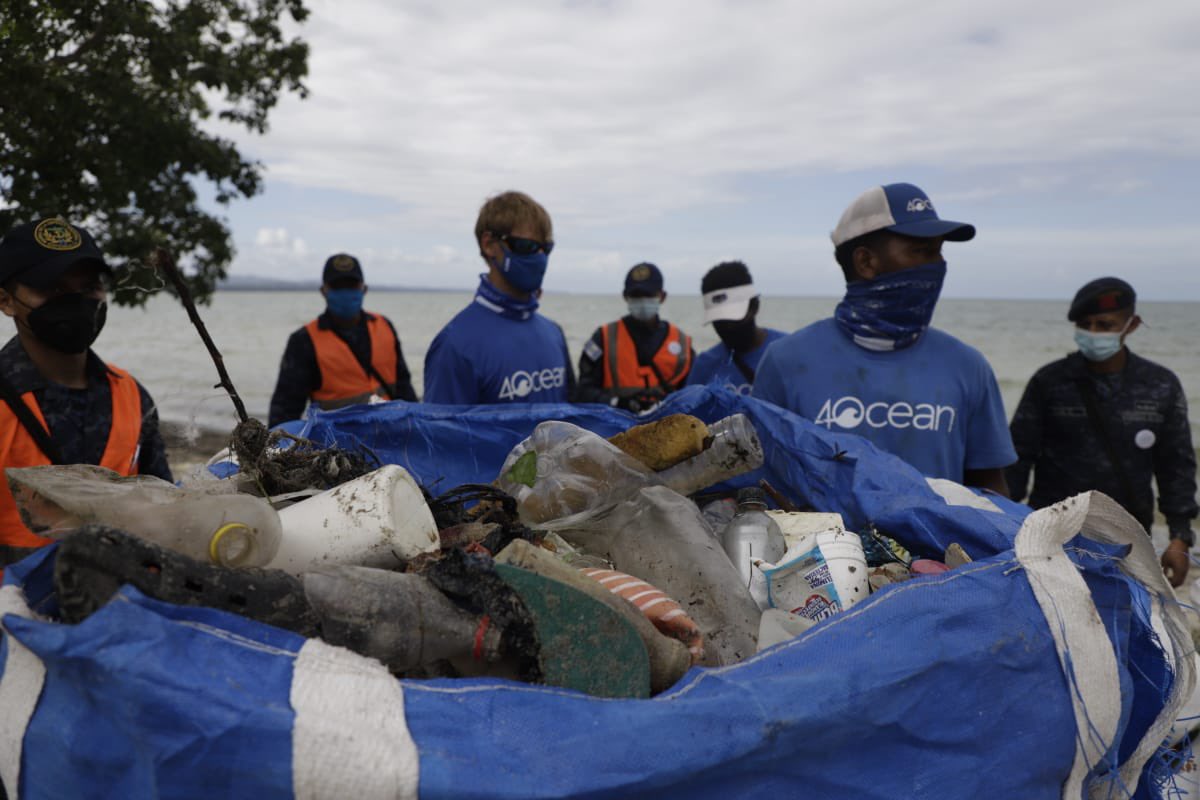 Recolectan basura en Puerto Barrios, Izabal